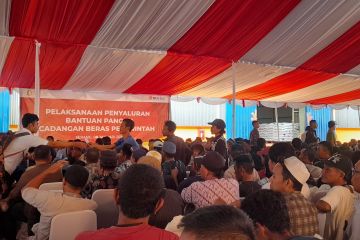 Masyarakat menunggu kehadiran Jokowi di Gudang Bulog Serang