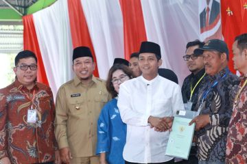 Wamen ATR/BPN serahkan 500 sertifikat tanah kepada warga Siak Riau
