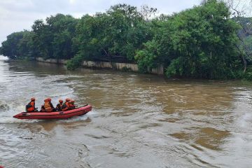 Tim SAR gabungan mencari remaja tenggelam di Kali Angke