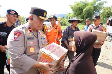 Wakapolda Jambi bagi bantuan dan tinjau posko banjir di Sungai Penuh
