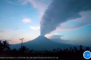 Gunung Lewotobi Laki-laki melontarkan abu setinggi 1,5 kilometer