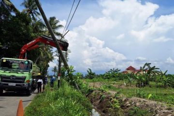 PLN mengatasi gangguan tiang listrik roboh di Lombok Barat
