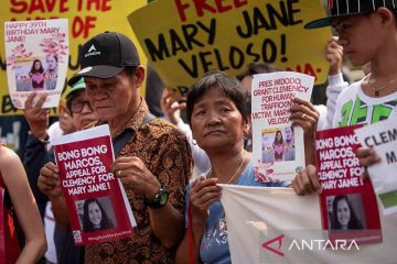 Aksi kerabat terpidana Mary Jane Veloso saat kunjungan Presiden Jokowi di Filipina