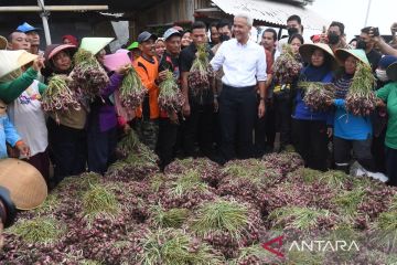 Ganjar Pranowo berdialog dengan petani bawang di Brebes