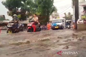 Hujan deras, Jalan Jambore Cibubur banjir hingga 50 cm