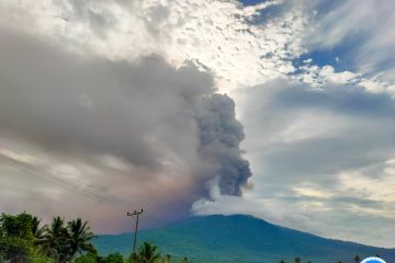 Gunung Lewotobi Laki-laki lontarkan abu setinggi 2.000 meter