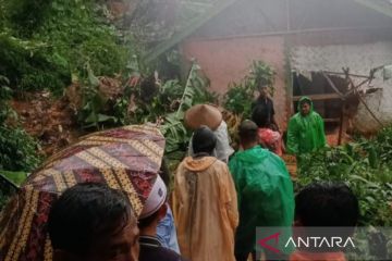 Dua rumah rusak tertimbun longsor di Cianjur, 40 orang mengungsi