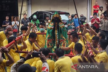 Pemindahan patung Dewa Kwan Kong jelang perayaan Imlek