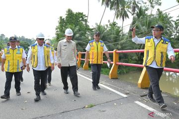 Jalan dan jembatan rusak akibat banjir di Sumbar segera diperbaiki