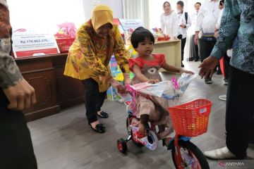 Mensos serahkan bantuan Atensi untuk anak penderita penyumbatan usus