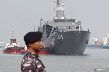 Kunjungan kapal perang Singapura RSS Endeavour di Surabaya