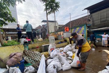 Bey minta Wali Kota Bandung segera tangani tanggul jebol Cikapundung