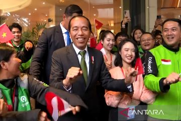 Presiden Jokowi joget bareng WNI dan pengendara ojol di Vietnam