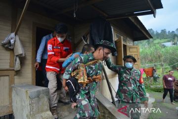 Evakuasi warga disabilitas dari zona tidak aman Gunung Marapi