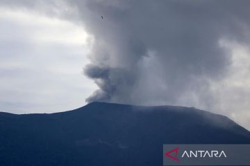 Lontaran material pijar Marapi masih dalam radius 4,5 kilometer