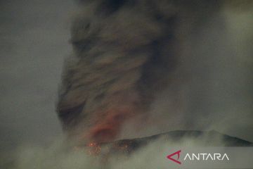 Gunung Marapi keluarkan batu panas saat erupsi