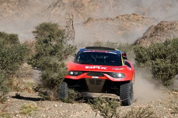 Loeb bayangi Sainz setelah menangi etape tujuh Dakar 2024