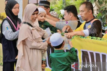 Relawan bagikan nasi bungkus ke jamaah Haul Guru Sekumpul di Martapura