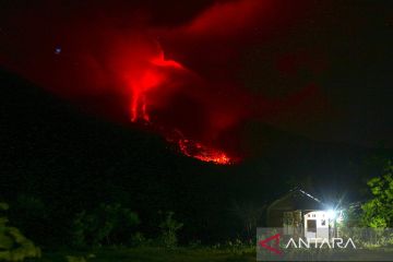 Gunung Lewotobi luncurkan lava pijar