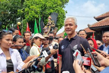 Ganjar Pranowo blusukan di Purbalingga bagikan kaos dari mobilnya