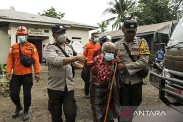 Erupsi Gunung Lewotobi, ratusan warga Flores Timur dievakuasi