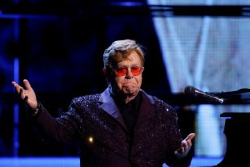 Elton John menyandang status EGOT setelah raih Emmy Awards