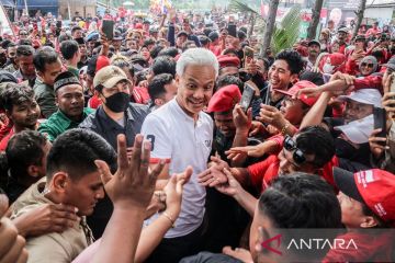 Ganjar Pranowo bertemu nelayan di Pekalongan