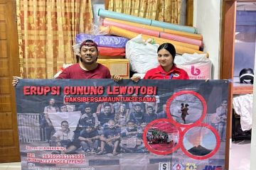 Komunitas pemuda beri mi instan hingga sabun ke pengungsi Lewotobi 