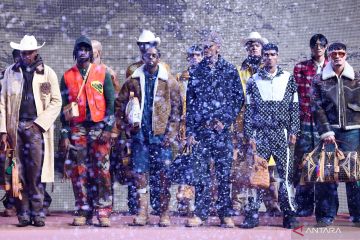 Kreasi busana Pharrell Williams dalam ajang Men's Fashion Week di Paris