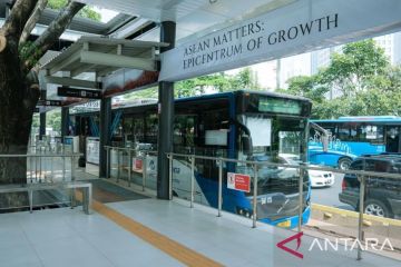 TransJakarta rutin cek halte dan bus bebas alat peraga kampanye