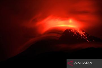Gunung Lewotobi Laki-laki lontarkan lava pijar sejauh dua kilometer