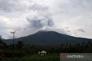 Warga diminta tidak beraktivitas dalam radius lima km dari pusat erupsi Lewotobi