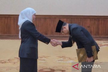 Gubernur Khofifah serahkan SK perpanjangan Pj Wali Kota Batu