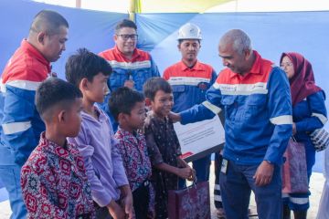 Dirut PHR serahkan bantuan pangan untuk korban banjir Rokan Hilir