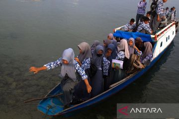 Perahu penyeberangan gratis bagi pelajar yang bersekolah antar pulau