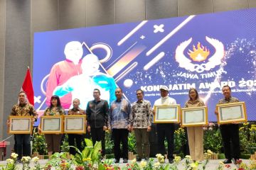 Wakil Rektor Ubaya dapat penghargaan KONI Jatim Award 2023