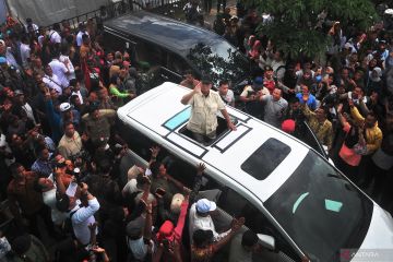 Prabowo serahkan bantuan bibit tananam dan alat pertanian