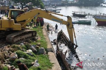 Pemerintah kota angkat bangkai-bangkai kapal di Teluk Kendari