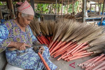 Usaha kecil kerajinan sapu lidi