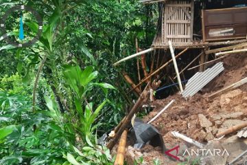 Bencana tanah longsor rusak rumah warga di Kampung Kebonkerep Sukabumi