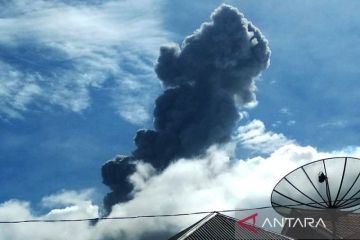 Gunung Marapi kembali erupsi dengan tinggi kolom abu 500 meter