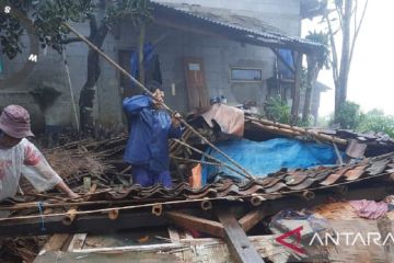 Seorang warga Sukabumi tertimpa rumah roboh dampak angin kencang