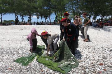 Aksi bersih sampah di Pantai Kenjeran