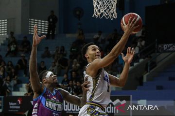 Amartha Hangtuah Jakarta Basketball berhasil ungguli Satya Wacana Salatiga