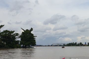 TNI bantu  beally ganti jembatan di Prabumulih dihantam banjir