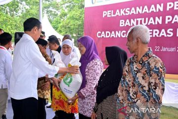Presiden Jokowi dan Ibu Negara salurkan bantuan beras di Salatiga
