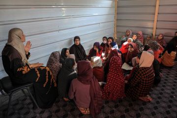 Kisah guru Palestina yang mengajar anak-anak pengungsi di Gaza