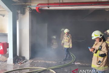 Mesin genset diler mobil di Duren Sawit terbakar