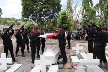 Jenazah Briptu Alfando Steve korban KKB dimakamkan di TMP Banggai