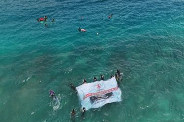 Imigrasi Banggai bentangkan bendera di laut peringati HBI ke-74
